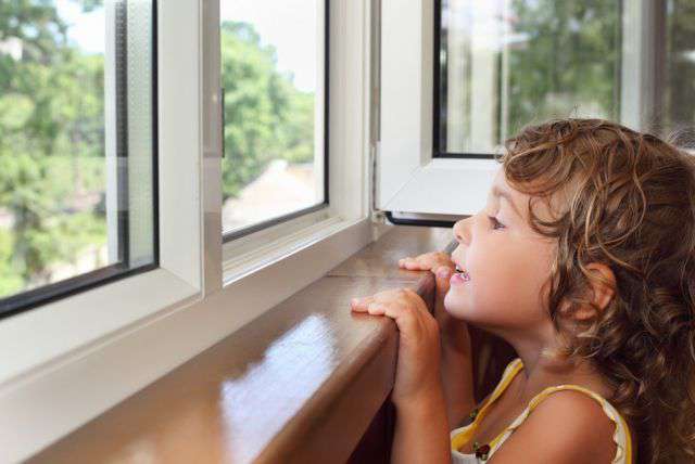 дети и открытые окна